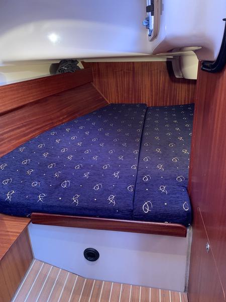 Book yachts online - sailboat - Delphia 40 - Lady in Red - rent