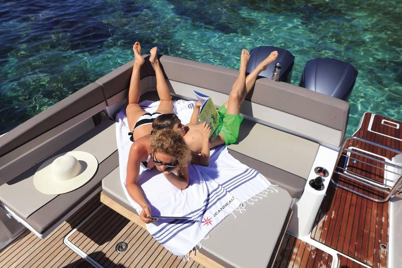 Book yachts online - motorboat - Cap Camarat 10.5 WA - Moma - rent