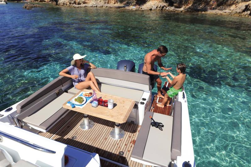 Book yachts online - motorboat - Cap Camarat 10.5 WA - Moma - rent