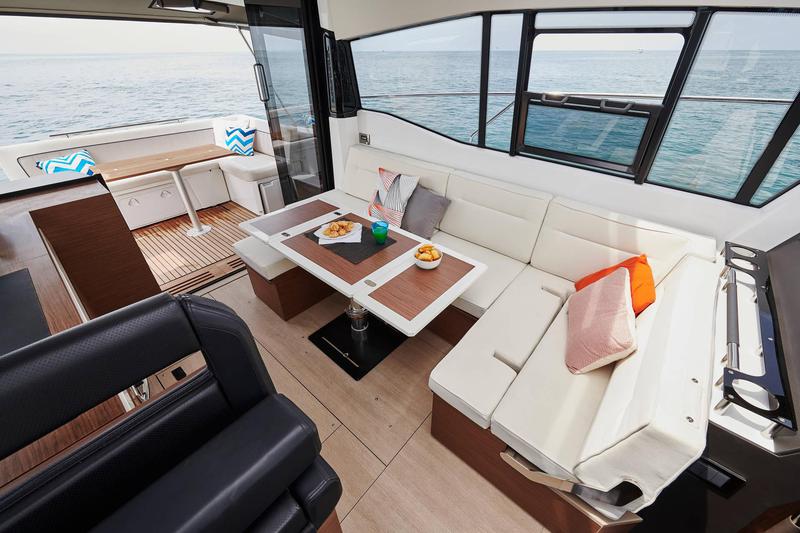 Book yachts online - motorboat - Jeanneau NC 37 - Mimi' - rent
