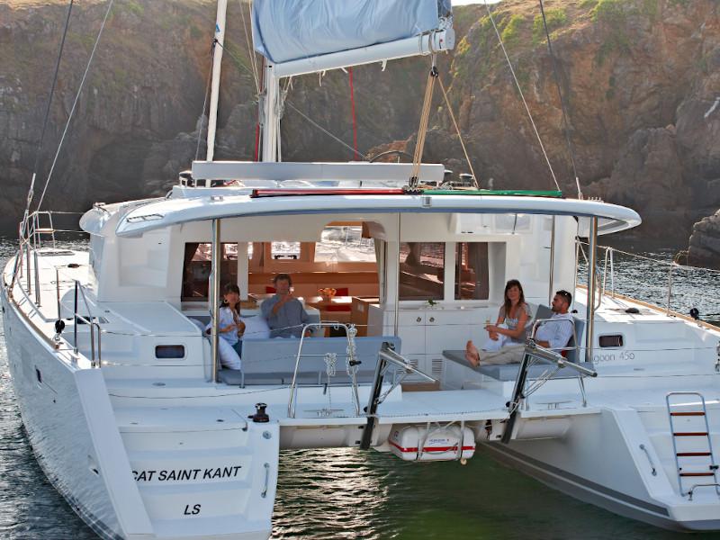 Book yachts online - catamaran - Lagoon 450  Flybridge - Caliente - rent