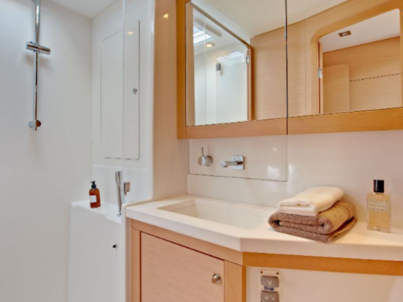Book yachts online - catamaran - Lagoon 450  Flybridge - Caliente - rent