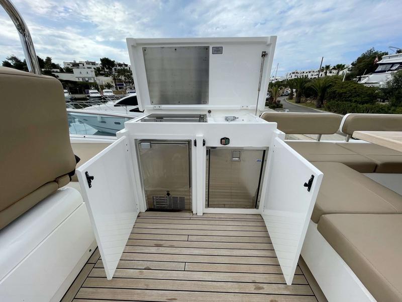 Book yachts online - motorboat - Squadron 58 - SPRAOI NA MARA (skipper incl., any-day charters) - rent