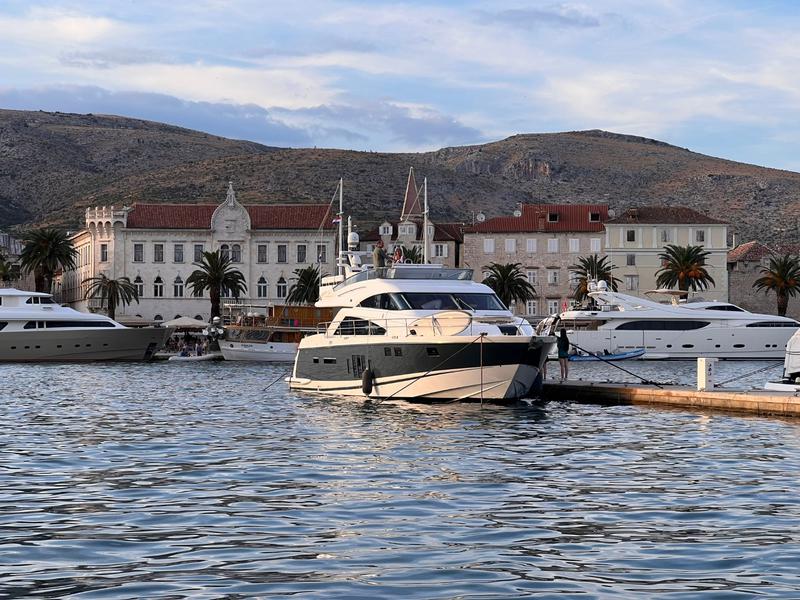 Book yachts online - motorboat - Squadron 58 - SPRAOI NA MARA (skipper incl., any-day charters) - rent