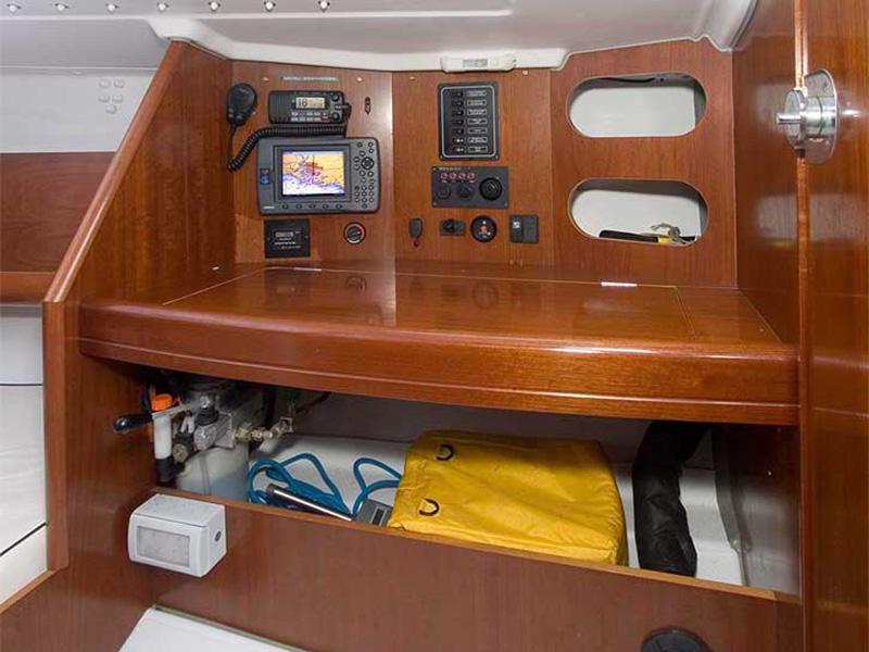 Book yachts online - sailboat - First 27.7 - Aljunina - rent