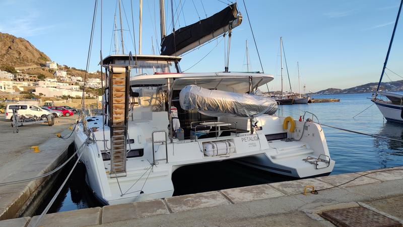 Book yachts online - catamaran - Lagoon 42 - Petalida - rent