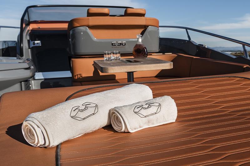 Book yachts online - motorboat - Cranchi E30 Endurance - Aurora - rent