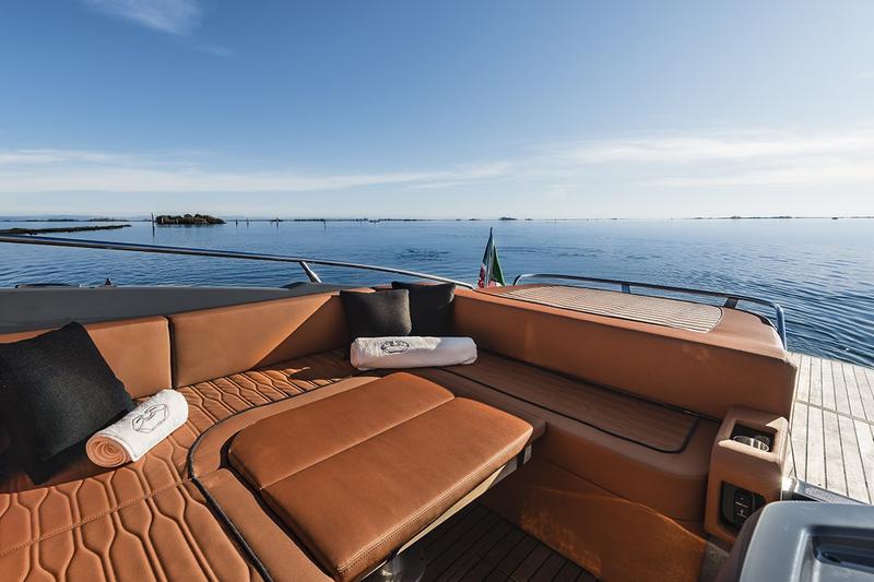 Book yachts online - motorboat - Cranchi E30 Endurance - Aurora - rent