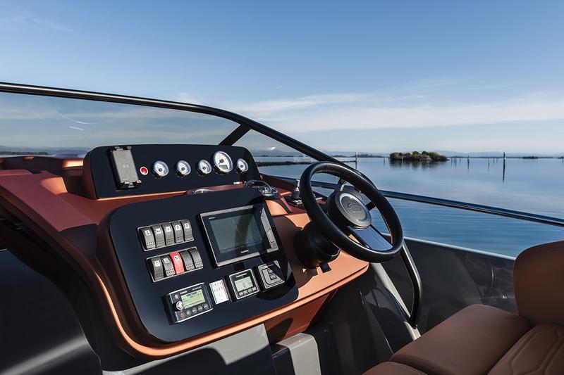 Book yachts online - motorboat - Cranchi E30 Endurance - Aurora - rent