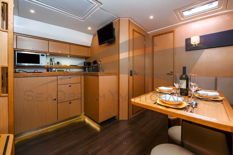 Book yachts online - motorboat - Bavaria Sport 44 HT - Paluma - rent