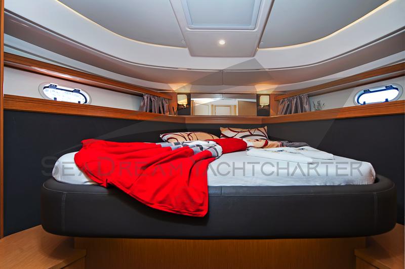 Book yachts online - motorboat - Bavaria Sport 44 HT - Paluma - rent