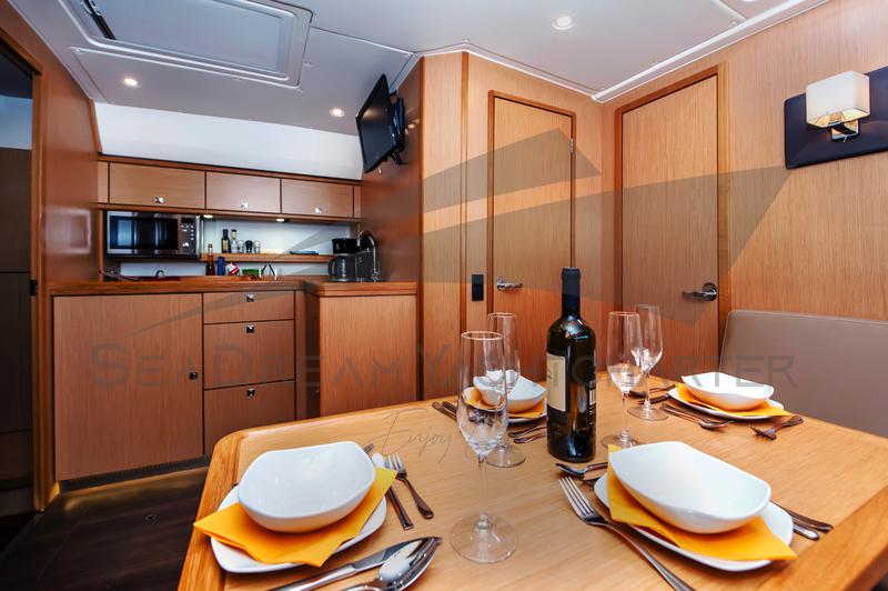 Book yachts online - motorboat - Bavaria Sport 44 HT - Paluma - rent