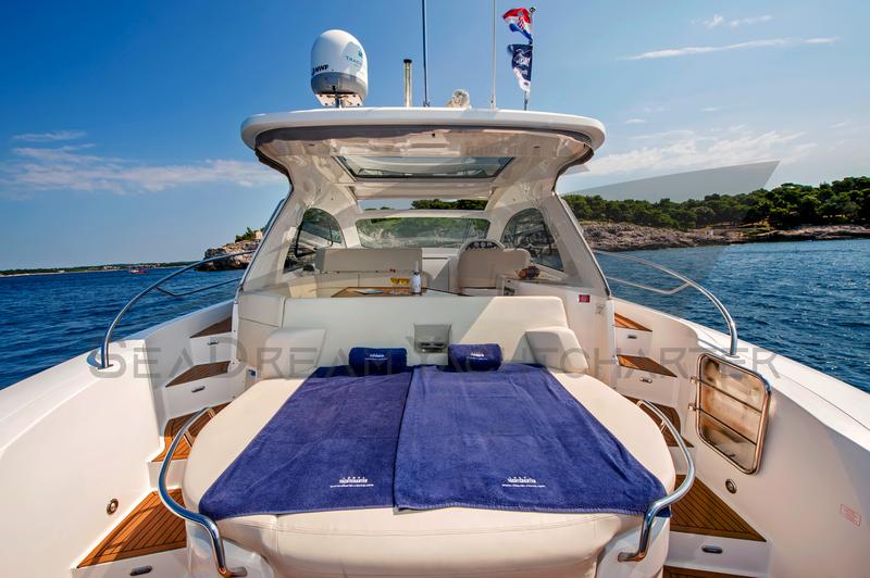 Book yachts online - motorboat - Bavaria Sport 44 HT - Paluma - rent