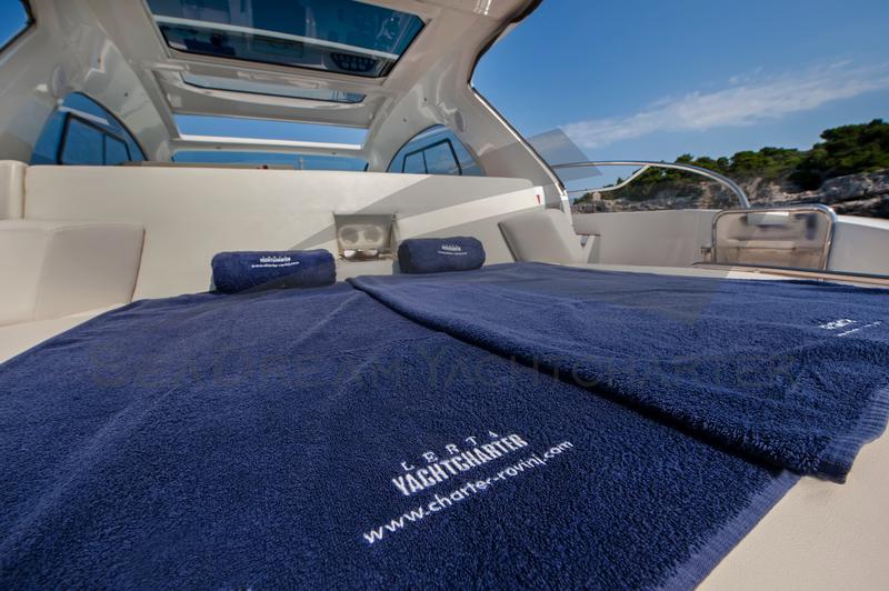 Book yachts online - motorboat - Bavaria Sport 44 HT - Paluma - rent