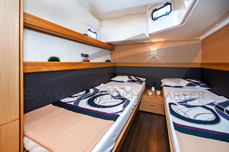 Book yachts online - motorboat - Bavaria Sport 44 HT - Paluma - rent