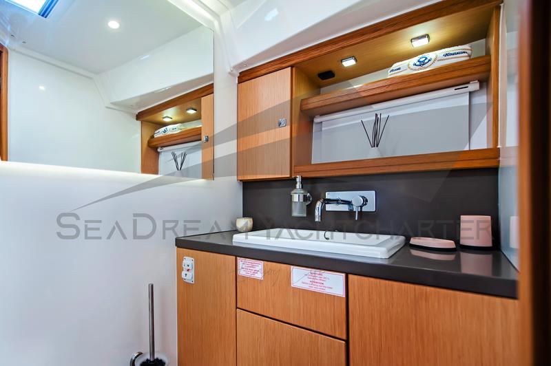 Book yachts online - motorboat - Bavaria Sport 44 HT - Paluma - rent