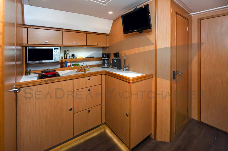 Book yachts online - motorboat - Bavaria Sport 44 HT - Paluma - rent