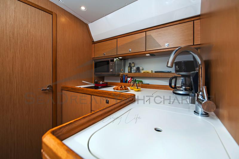 Book yachts online - motorboat - Bavaria Sport 44 HT - Paluma - rent