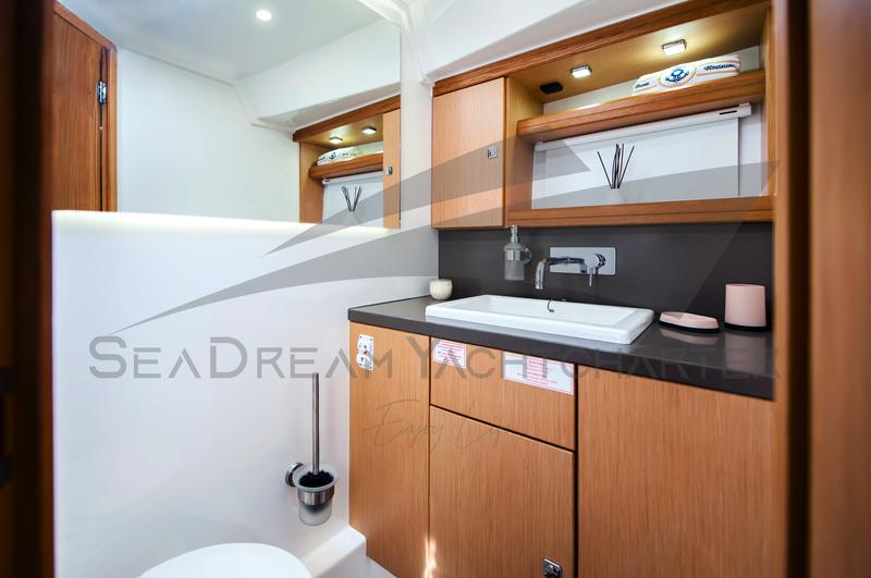Book yachts online - motorboat - Bavaria Sport 44 HT - Paluma - rent