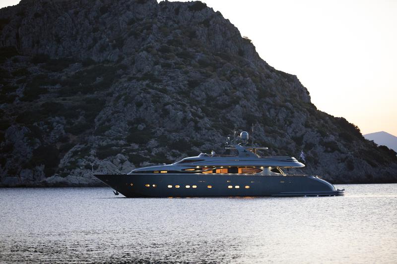 Book yachts online - motorboat - Maiora 108 - Princess L - rent