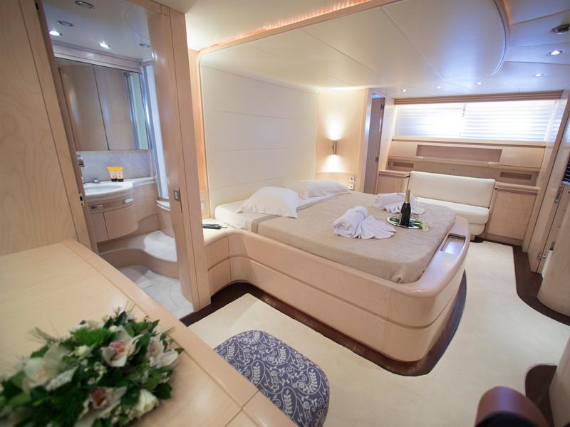 Book yachts online - motorboat - Maiora 108 - Princess L - rent