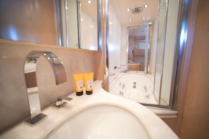 Book yachts online - motorboat - Maiora 108 - Princess L - rent