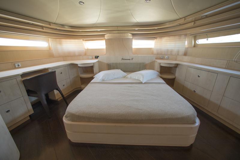Book yachts online - motorboat - Maiora 108 - Princess L - rent