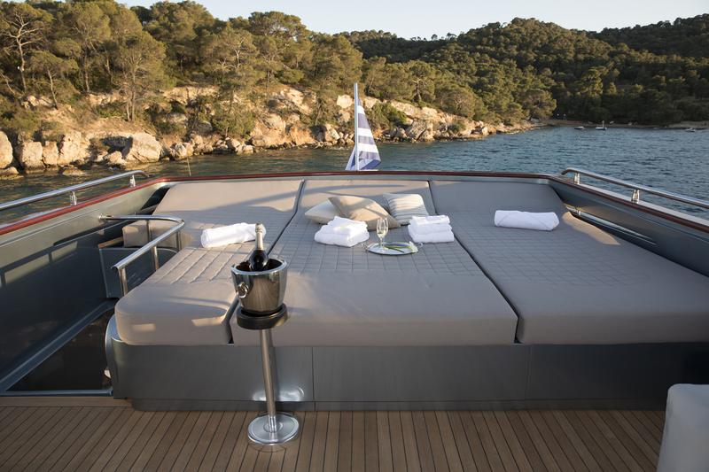 Book yachts online - motorboat - Maiora 108 - Princess L - rent