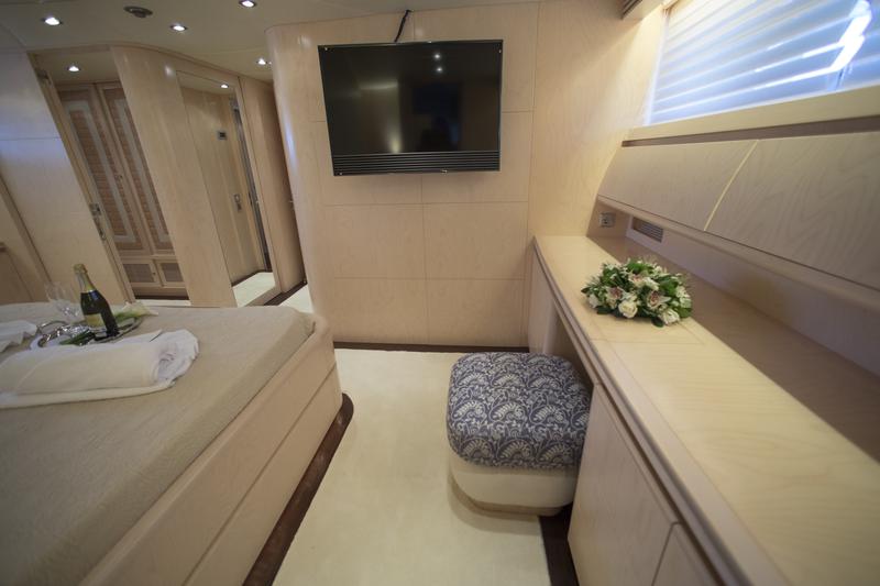 Book yachts online - motorboat - Maiora 108 - Princess L - rent