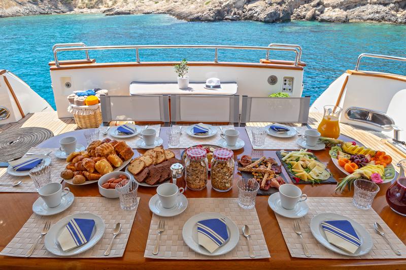 Book yachts online - motorboat - Falcon 86 - Efmaria - rent