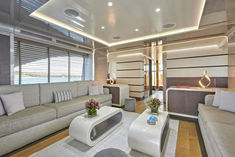 Book yachts online - motorboat - Azimut 85F - La Fenice - rent