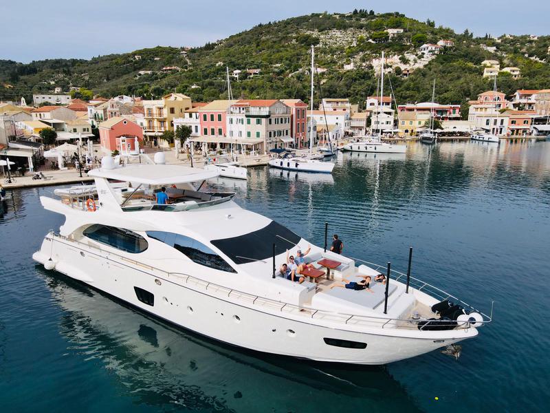 Book yachts online - motorboat - Azimut 85F - La Fenice - rent