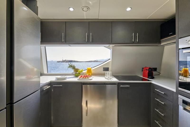 Book yachts online - motorboat - Azimut 85F - La Fenice - rent