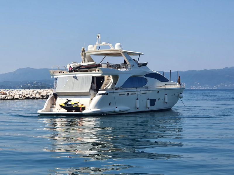 Book yachts online - motorboat - Azimut 85F - La Fenice - rent