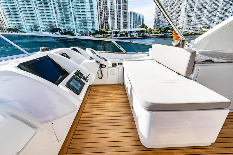 Book yachts online - motorboat - Azimut 85F - La Fenice - rent
