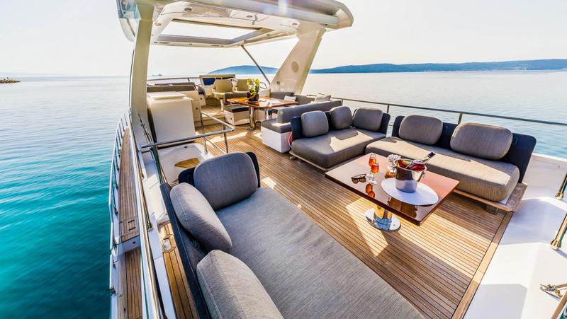 Book yachts online - motorboat - Azimut 66 Fly - My Karat II - rent