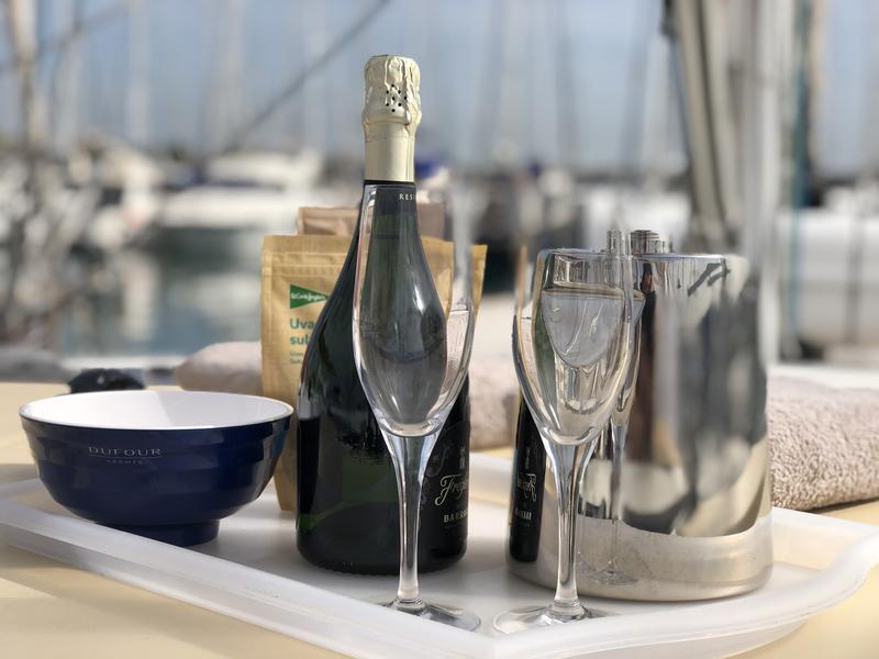 Book yachts online - sailboat - Dufour 525 Grand Large - Nómada - rent