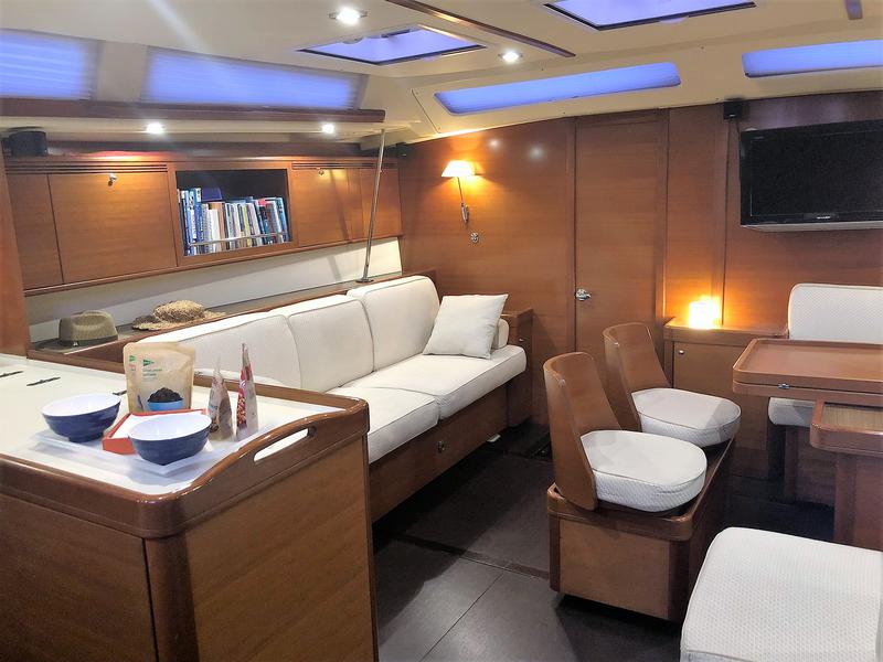 Book yachts online - sailboat - Dufour 525 Grand Large - Nómada - rent