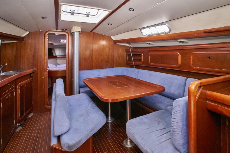 Book yachts online - sailboat - Grand Soleil 43 - Blue Bite - rent