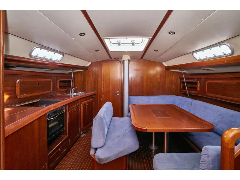 Book yachts online - sailboat - Grand Soleil 43 - Blue Bite - rent