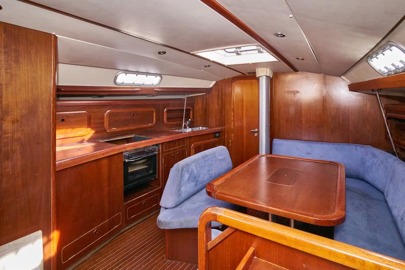 Book yachts online - sailboat - Grand Soleil 43 - Blue Bite - rent