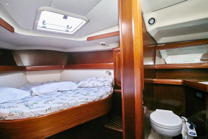 Book yachts online - sailboat - Grand Soleil 43 - Blue Bite - rent