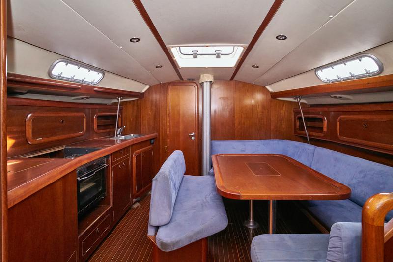 Book yachts online - sailboat - Grand Soleil 43 - Blue Bite - rent