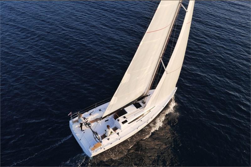 Book yachts online - False - Elan E4 - Twitter - rent