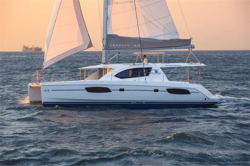 Book yachts online - False - Leopard 44 (4Cab) - La Luna (Radazul) - rent