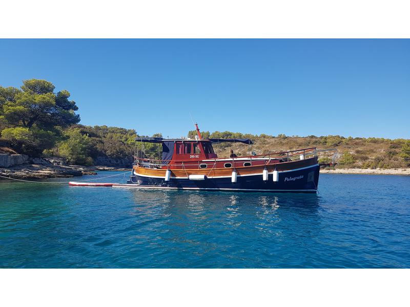 Book yachts online - motorboat - Classsic dalmatian boat - Palagruža - rent