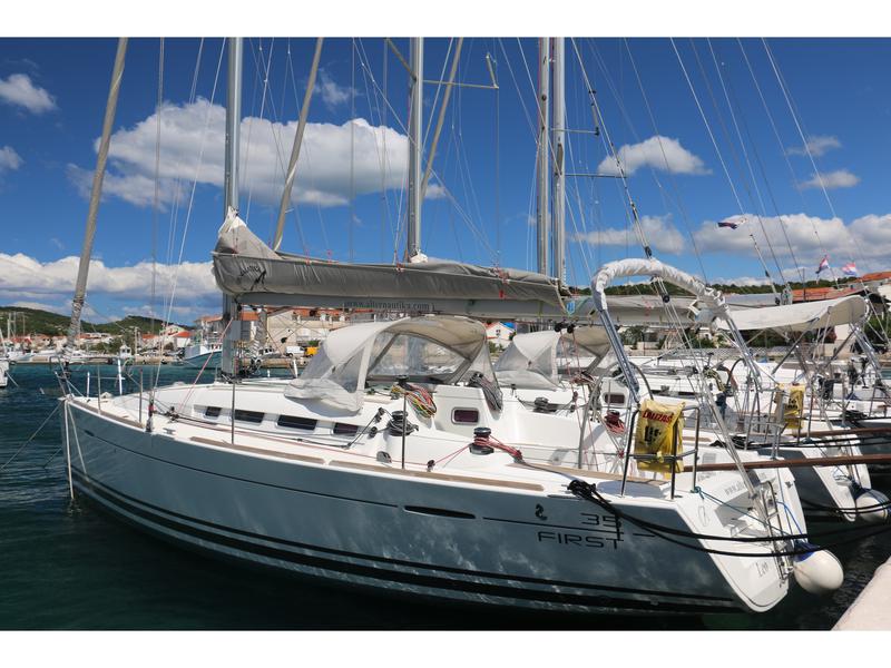 Book yachts online - sailboat - First 35 - Scorpio - rent