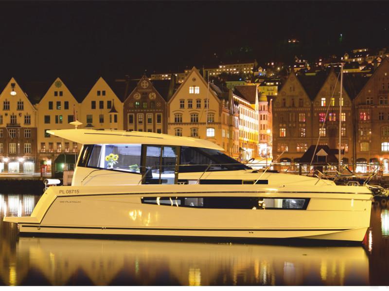Book yachts online - motorboat - Platinum 989 - Platinum 989 Flybridge - rent