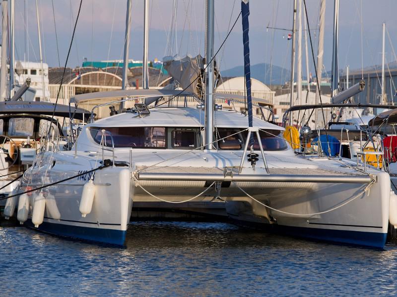 Book yachts online - catamaran - Athena 38 (4+2 cab) - SWAN - rent