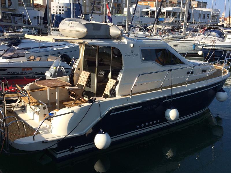Book yachts online - motorboat - Vektor 950 - Tina - rent
